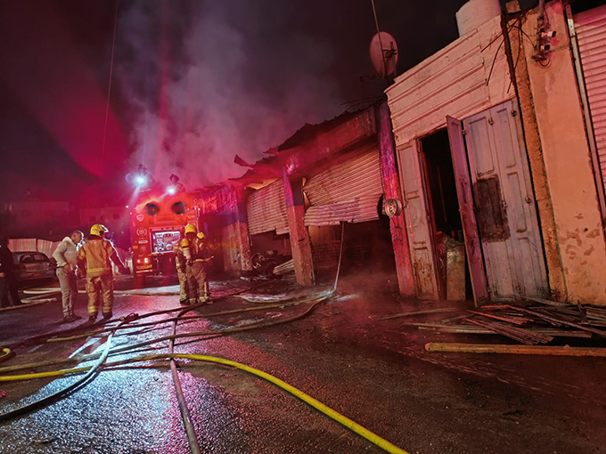 اندلاع حريق هائل داخل كراج سيارات في بيت حنينا يتسبب بأضرارًا جسيمة